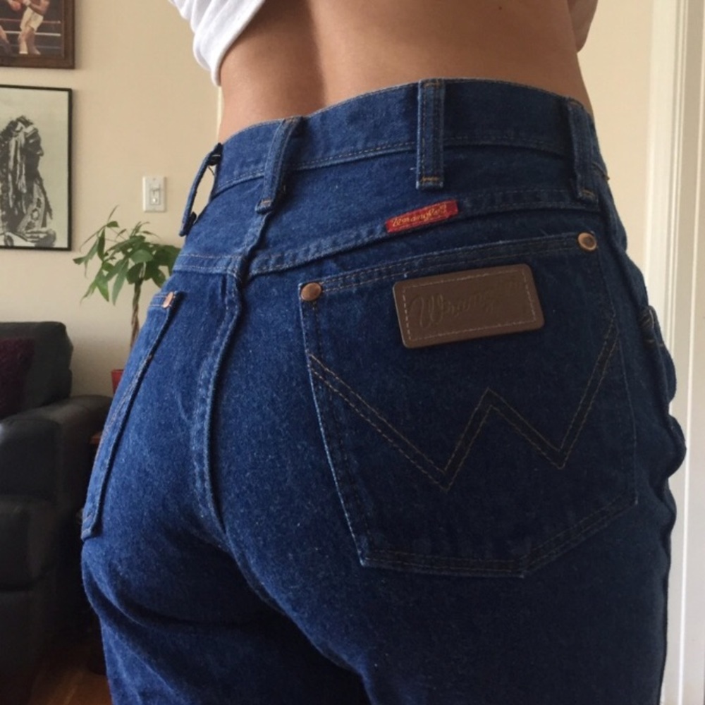 HIGH WAISTED BUT HUGGING VINTAGE WRANGLER JEANS 😍